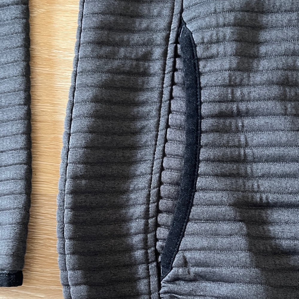 L.L. Bean Black Quilted Top with Green Logo Patch - Picture 4 of 5